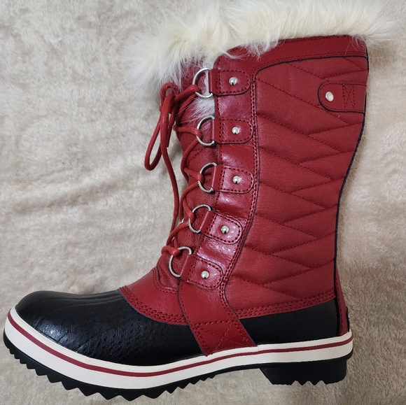 Sorel Red and Black Lace Up Boots for Rugged Adventures - Picture 4 of 5